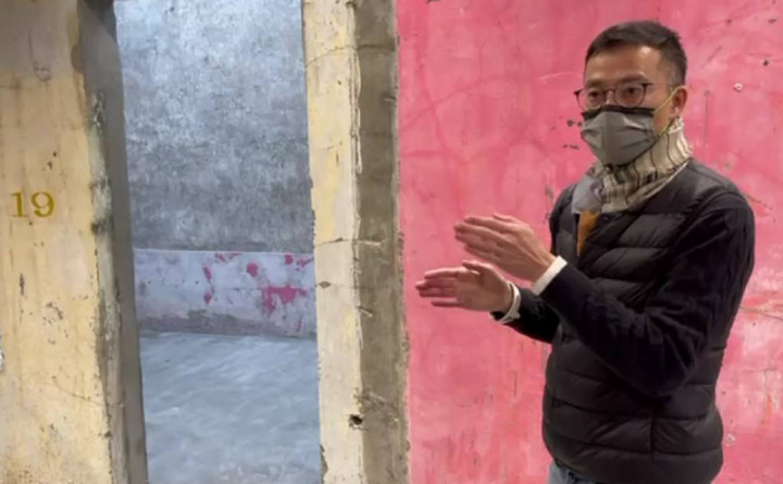 馬祖國際藝術島建築計畫「戰地轉身．轉譯再生」策展人之一、成大設計中心執行長龔柏閔分享梅石營區軍官特約茶室遺留至今的粉色牆面，其實是因應當時特殊環境所產生。