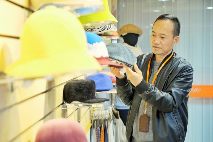 旭輝針織總經理劉宜俤表示，家人早年從馬祖飄洋過海落腳桃園市平鎮區，後來與與二哥、三哥1998年成立公司，打造帽子王國。