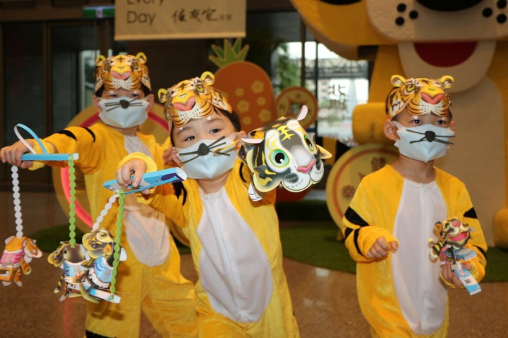新北市政府7日發表「金虎爺」、「黃虎將軍」、「黑虎將軍」3款虎造型小提燈，小朋友們穿上萌虎裝，相當逗趣可愛。（新北市政府民政局提供）