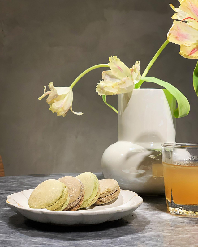 蔡威德與坪林在地麵包店合作研發「茶卡龍」，頗受好評，成為在地熱門商品。（蔡威德提供）