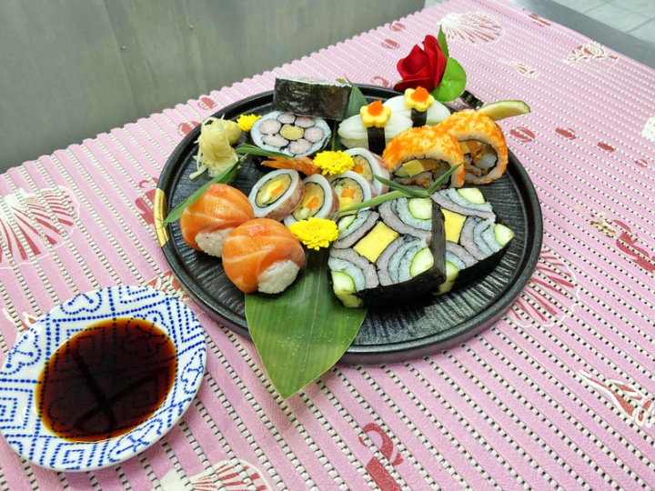 城市科大學生阮柏喻以「繽紛壽司」作品獲得2021 AFA韓國世界廚藝大賽「壽司或手卷壽司」項目金牌。（城市科大提供）