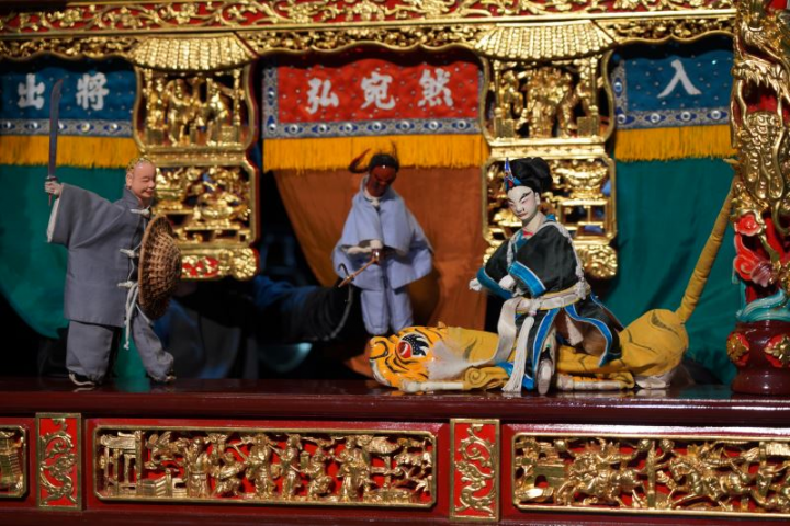 傳統掌中戲展現主演的口白功力及操偶技巧。圖為【弘宛然古典布袋戲團】演出〈武松打虎〉