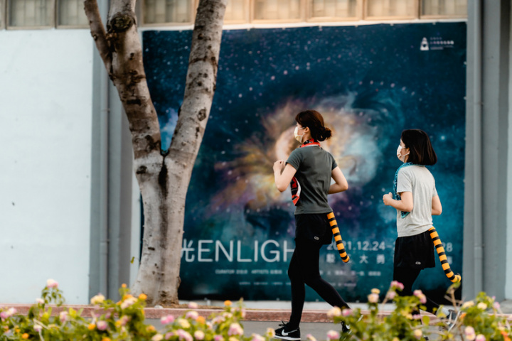 2022台灣燈會打破以往紙雕提燈概念，以小朋友喜歡的充氣氣球出發，做出尾端會發光的「虎尾燈」，綁在腰上還會隨走路擺動，推出後意外在網路上造成轟動，高市府緊急與廠商協調增加出貨。（高雄市政府提供）