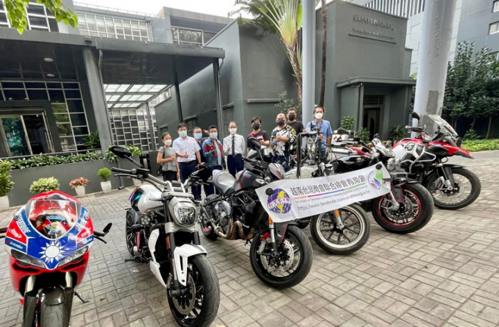 越總青商會長陳靜璿（右4）率領重機車隊以5天時間縱貫越南2000公里。圖為重機車隊前往拜訪駐胡志明市辦事處處長鍾文正（中），並於辦事處前合影。（陳靜璿提供）