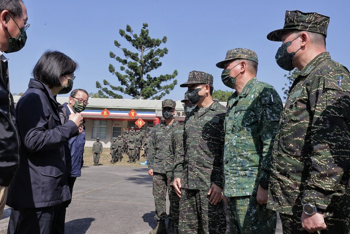 蔡英文總統前往高雄慰勉「海軍陸戰隊99旅3營步8連」，感謝國軍弟兄姊妹在春節期間堅守崗位，讓國人能安心過年