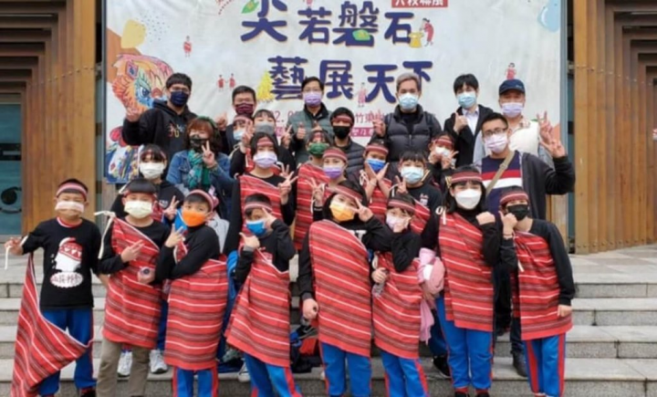 新竹縣尖石鄉多所學校的學童以畫作、雕塑、攝影等作品，訴說部落及泰雅文化動人故事，即日起在竹東鎮樹杞林文化館展出。（新竹縣政府提供）