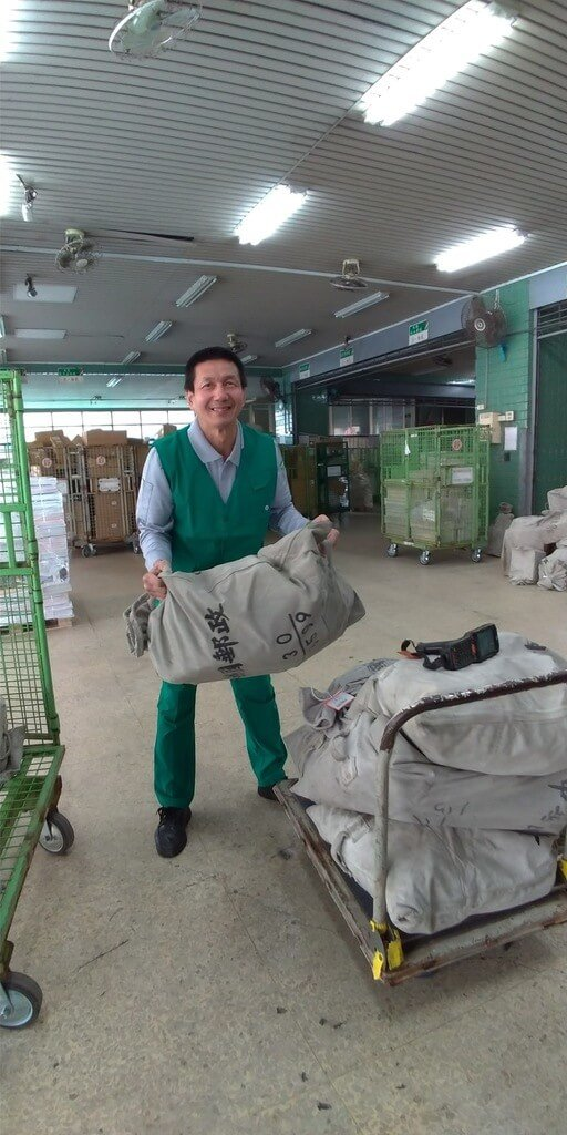 中華郵政公司有名熱血郵差吳國裕，從民國81年起捐血至今30年從未間斷，已捐血966次，他說會一直捐到捐血年齡上限65歲。（中華郵政提供）