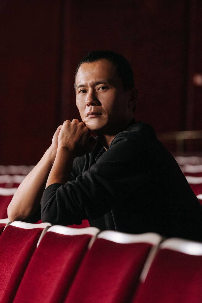 雲門舞集藝術總監鄭宗龍創作新作「霞」，希望這齣舞作如光般照到雲彩，讓觀眾照見自己，感受到溫暖。（雲門舞集提供）