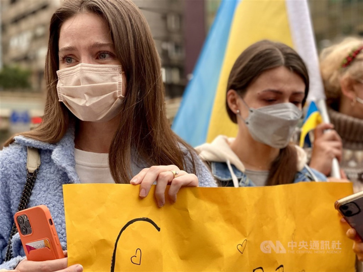 Ukraine backers rally outside Russian representative office in Taipei