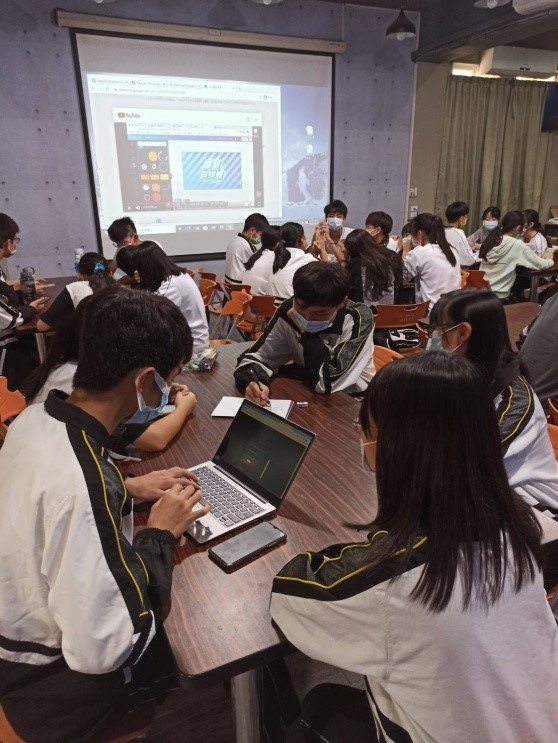 彰化員林高級中學長期與印尼NSA(星辰高校)進行雙邊視訊交流維繫友好的情誼。