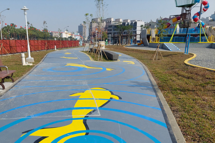 台南市政府以南區原健康市場用地打造的公61特色公園即將完工，以「大船來了」為發展主題設計，可望成為孩子與市民遊樂休憩的空間環境。（台南市工務局提供）