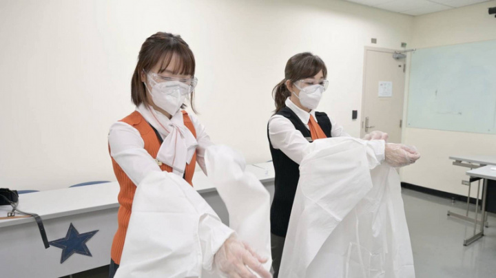 台灣高鐵公司在2021年防疫警戒提升至第3級時，除加強列車及車站清消外，特別為乘務員開設「個人防護裝備訓練課程」，23日首次對外公開，示範如何正確穿戴防護裝備。（台灣高鐵提供）