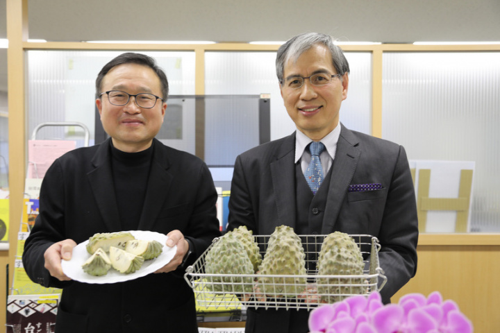 台貿中心東京事務所所長陳英顯（右）表示，台灣的鳳梨釋迦是新品種，全世界僅在台灣有量產，年產量5萬7000噸當中出口1萬6000噸，因開發冷凍技術成功，將首度外銷日本。