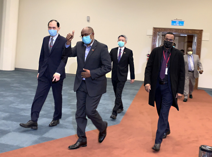 索馬利蘭共和國外交暨國際合作部長瑞格薩（H.E. Dr. Essa Kayd Mohamoud）（左2）日前率訪問團來台，12日晚間結束行程搭機返國，登機前向現場人員揮手、比讚告別。