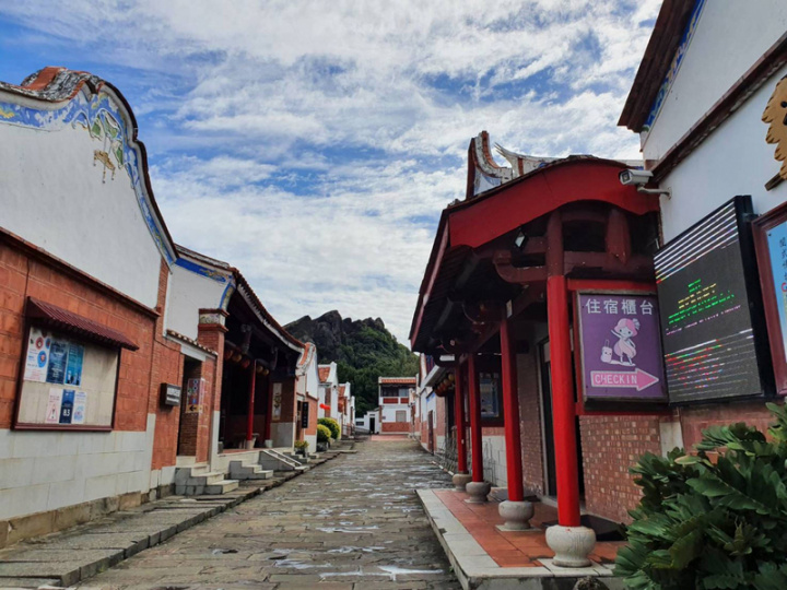 遊覽青蛙石海濱步道可一併欣賞並了解墾丁青年活動中心古色古香的閩式建築。