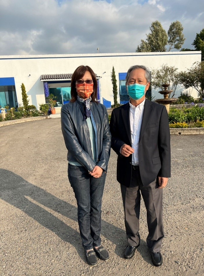 桂代表與游榮譽會長於T&C公司前合影