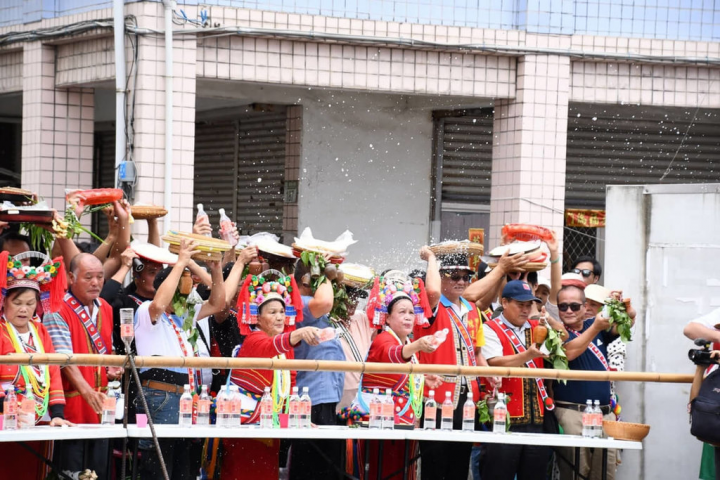 花蓮吉安鄉里漏部落是阿美族保存巫師祭儀文化最完整的部落，部落祭師於2年一次的祖靈祭中，會沿著街道進行「請靈、宴靈、送靈」等儀式，沿途百戶部落族人手拿生薑、米酒一起淨化場域共同祈福。（吉安鄉公所提供）