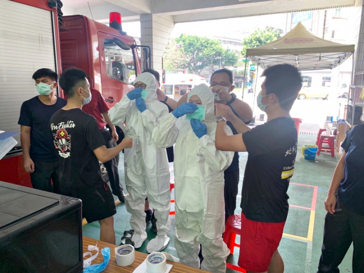 「執行最前線工作，最接近病毒，這也是救護員應該做的事」，即使位處曾是疫情重災區萬華，台北市消防救護員在面對疫情及無法跟家人見面等壓力，持續堅守崗位。圖為救護員執勤前畫面。（消防局提供）