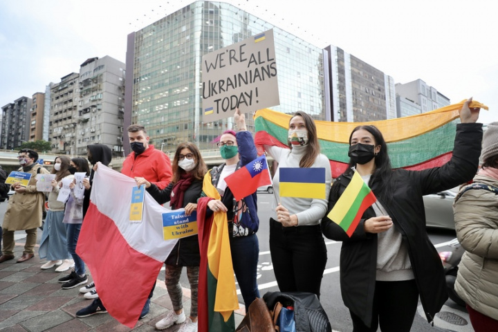 俄羅斯對烏克蘭發動軍事行動，多名在台烏克蘭人與外籍人士25日集結在莫北協駐台代表處外，舉出標語聲援烏克蘭。