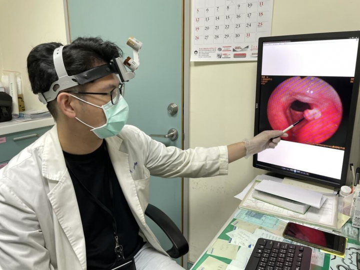 台中市許姓男子長期有聲音沙啞、慢性咳嗽等症狀，原以為感冒或聲帶長繭，到醫院檢查才發現喉嚨有肉芽腫瘤。烏日林新醫院耳鼻喉科主任洪宇軒（圖）建議，若喉嚨沙啞超過2週，應提高警覺盡快至耳鼻喉科檢查。（烏日林新醫院提供）