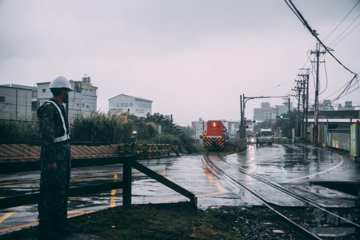 汽基廠官兵協助維持八德路平交道交通。(軍聞社記者吳柏融攝)