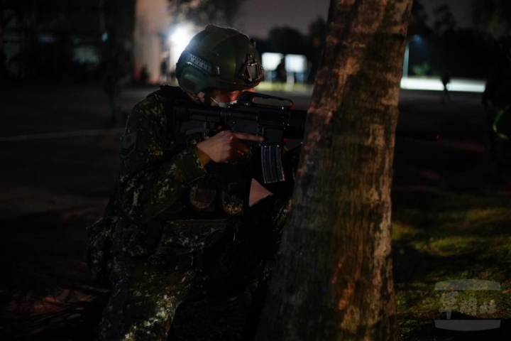 下達狀況官後官兵向周圍實施警戒。（機步269旅提供）
