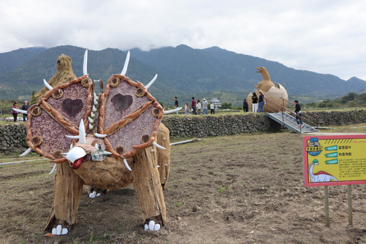 富里鄉農會舉辦第3屆稻草藝術季登場，主題為「開猩遊樂園—來稻侏羅紀」，指定使用稻稈、稻草竹子、漂流木等環保材質創作，每件作品都各具巧思。