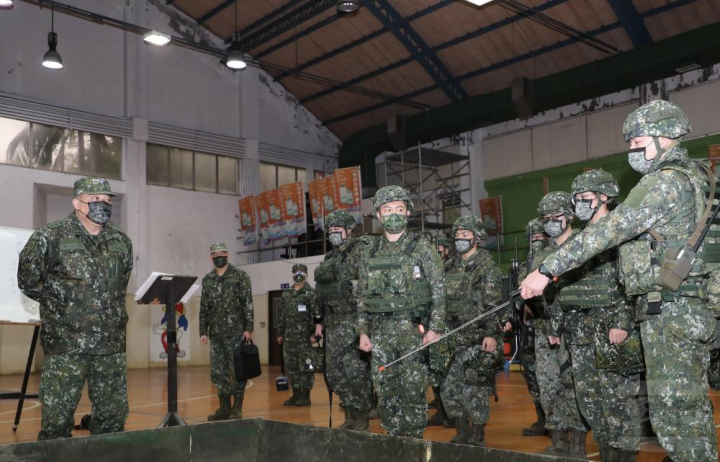 徐司令強調，幹部須熟稔沙盤推演、正確下達命令及戰場簡報。（陸軍司令部提供）