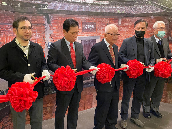 前總統李登輝生前成立源興居生技股份有限公司，培育的台灣和牛以「源興牛」為名上市，首家「源牛」專賣餐廳13日在台北小巨蛋商圈開幕，源興居生技公司董事長劉泰英（中）致詞表示，讓台灣有自己的和牛，是李登輝晚年的最後遺願。（源興居生技提供）