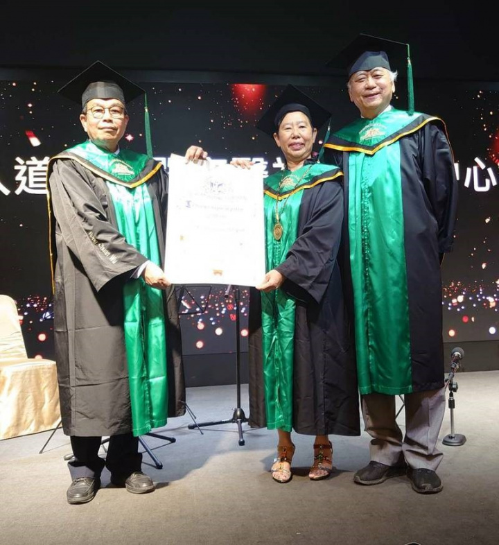 Neurosurgeon Kwan Aij-lie (center). Photo courtesy of Kaohsiung Medical University