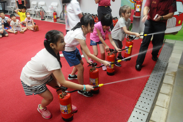 台北市消防局防災科學教育館於民國87年啟用，有5個樓層規劃為18個靜、動態展示區，開放民眾參觀體驗，其中，射水訓練區可供親子實際操作如何救火，寓教於樂。（台北市消防局防災科學教育館提供）