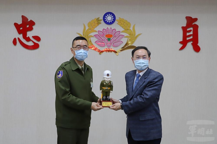 憲兵指揮部副指揮官夏德宇少將致贈行政院國土安全辦公室何達仁代主任紀念品。（憲兵指揮部提供）