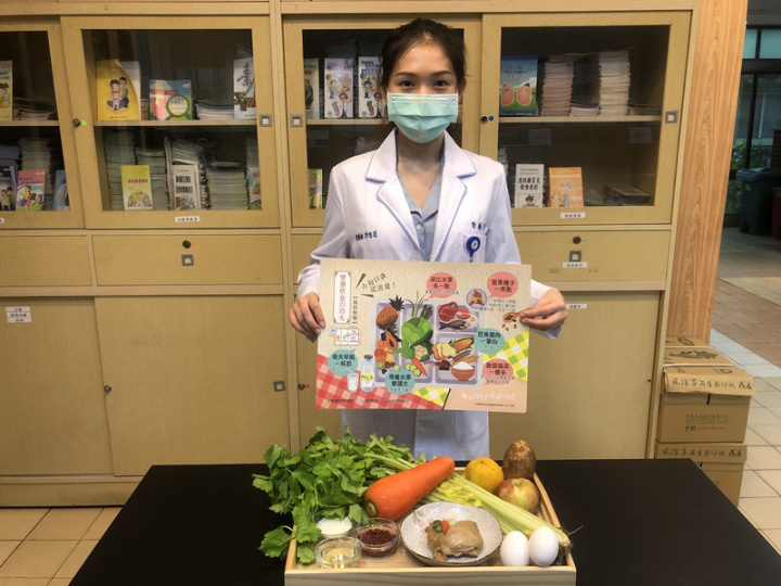 營養師李佳芸（圖）建議，春節期間製作佛跳牆時可烘烤取代油炸，將含鮮味食材如香菇、海帶等加入鍋中燉煮，增添香味，減少調味料使用。