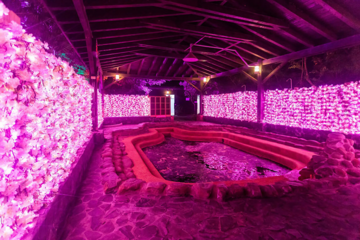 屏東縣車城鄉四重溪溫泉和牡丹鄉旭海溫泉點燈活動持續到28日，縣府以粉紅燈飾妝點，打造浪漫氣氛，旭海溫泉設有家庭池，歡迎民眾前往享受山中寧靜氛圍。（屏東縣政府提供）