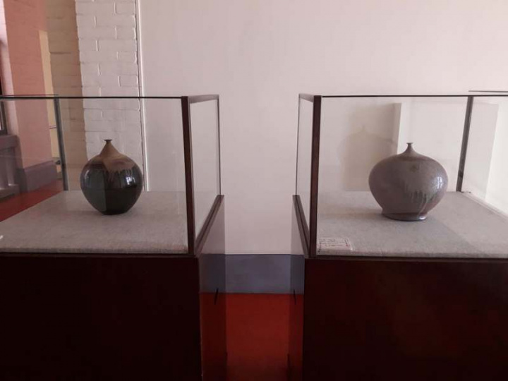 立法院「國會藝廊」飄出濃厚藝文氣息。當期展出「蘊菁陶采—李仁燿陶藝創作展」。展示作品包括「春之雪」（圖左）和「川流不息」（圖右）。