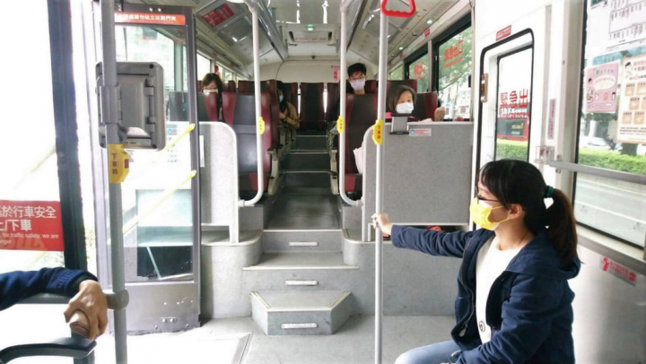 「高雄iBus」APP除提供民眾查詢公車即時到站資訊外，也新增「擁擠度」查詢功能，透過車內全面裝設4G網路，民眾只要開啟iBus APP查詢搭乘路線，每一班次擁擠程度即可一目了然。（高雄市交通局提供）