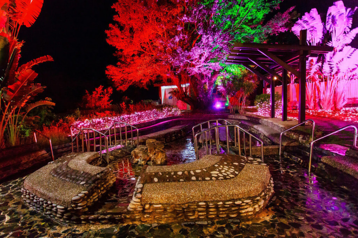 屏東四重溪溫泉季110年底點燈，縣府每年妝點燈飾讓民眾可以邊賞燈邊泡湯，包括四重溪及旭海溫泉都以粉紅色系的燈飾妝點，縣長潘孟安提醒民眾，2處的溫泉點燈都到28日，歡迎把握機會走訪體驗。（屏東縣政府提供）
