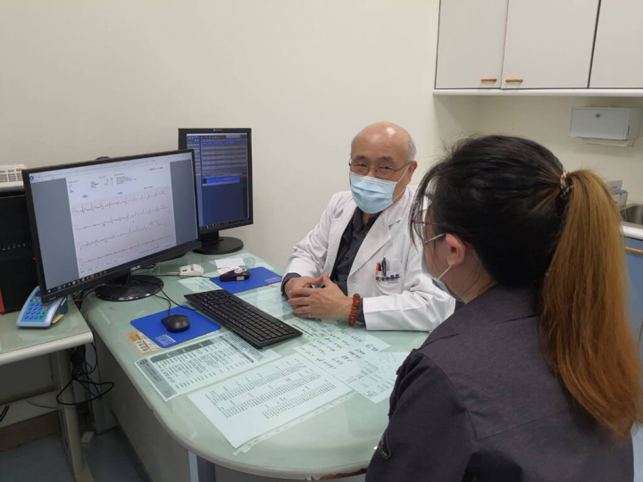 大里仁愛醫院心臟內科醫師徐敏耀（左）提醒，民眾一般感冒或腸道感染，經治療2週後出現胸悶、呼吸急促、下肢水腫等症狀時，可請醫師評估是否有心肌炎的徵候。（大里仁愛醫院提供）