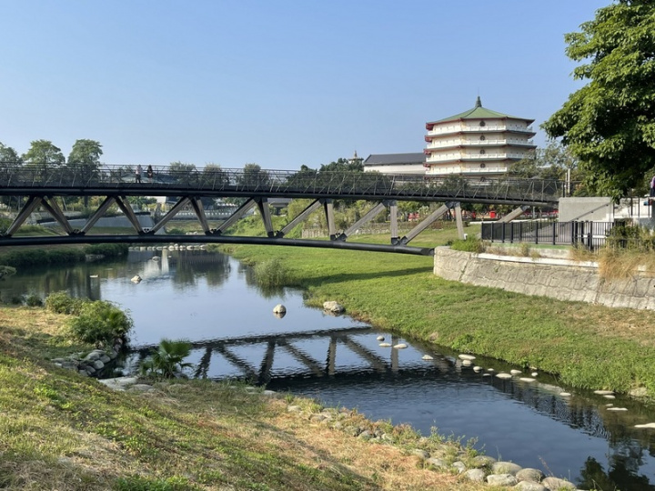 毗鄰台南體育公園和竹溪禪寺的竹溪，是少數台南舊城地表可見潺潺流水的溪流，整治後的竹溪風光明媚。