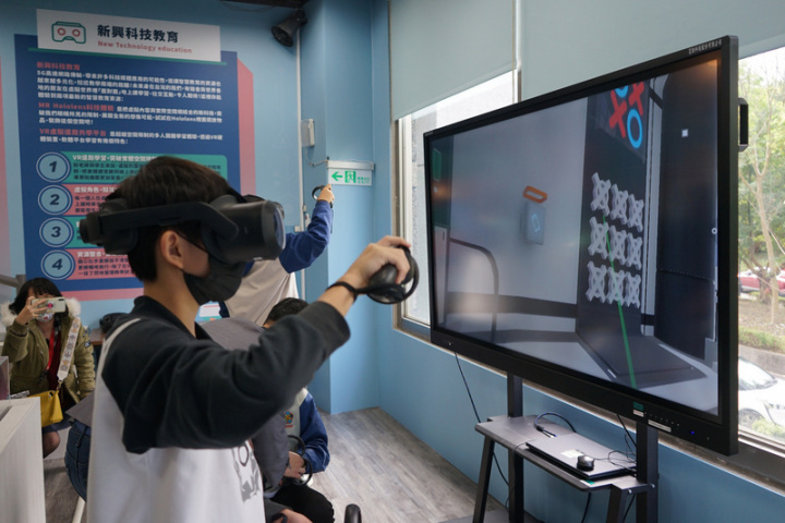 花蓮縣政府教育處智慧教育中心建置虛擬攝影棚及5G示範教室，結合虛擬實境與網路技術，讓學生體驗多元上課情境，並於縣內3所國中小設置示範點，盼讓學習更有趣。