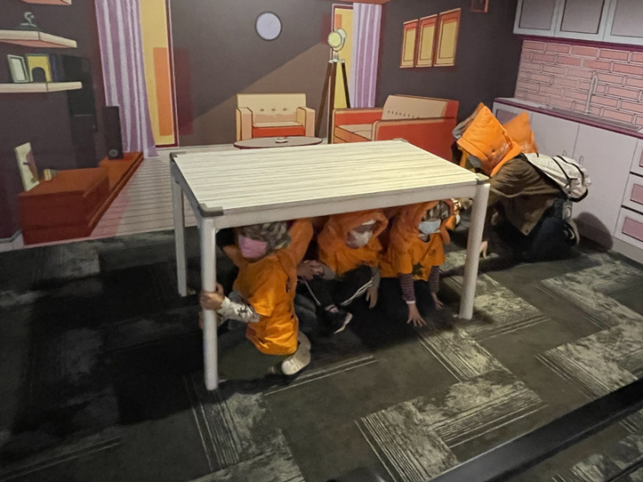 全家過年走春景點別錯過台北市消防局防災科學教育館。館長詹前洋表示，透過館內各式靜、動態展區可學習如何面對各式災害，擬真地震體驗區（圖）不容錯過，全館每年多達6萬人參觀。（台北市消防局防災科學教育館提供）