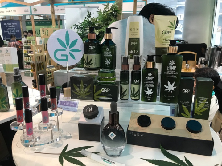 泰國合法化醫用大麻，並准許大麻特定部位及萃取物可以放入食品、化妝品和保養品，廠商因此以大麻為主打，希望吸引嘗鮮的顧客，刺激泰國經濟。