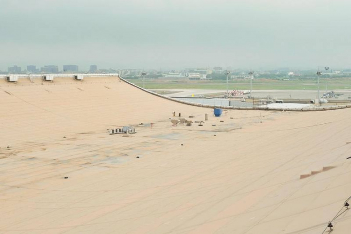 桃機第一航廈屋頂設計呈現建築東、西側較高，中間低「碗公」狀，主要是方便建築屋頂排水。