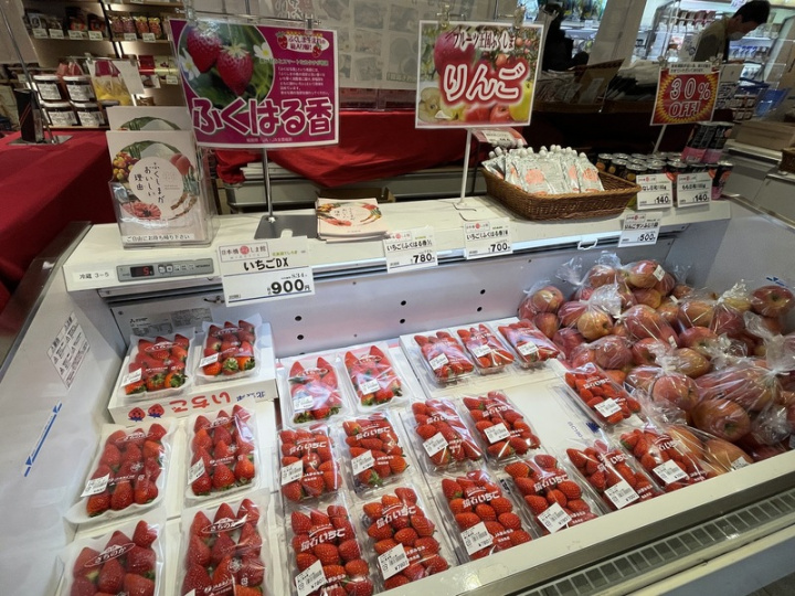 日本福島縣有水果王國之稱，水蜜桃、蘋果、草莓相當有名。圖為位於東京的福島物產館的「福春香」草莓，盒子上面寫著福島的驕傲。