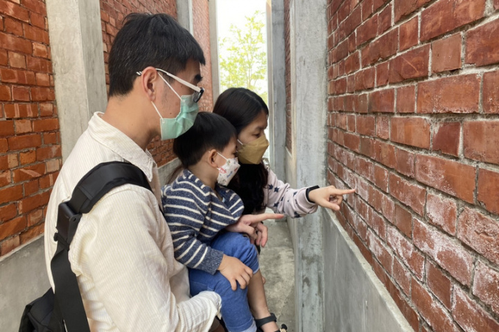 台南「隆田ChaCha文化資產教育園區」接獲遊客反映，指園區紅磚牆上有白斑，懷疑是油漆殘留，園方澄清是早期鹽倉「白華」結晶。（台南市文資處提供）