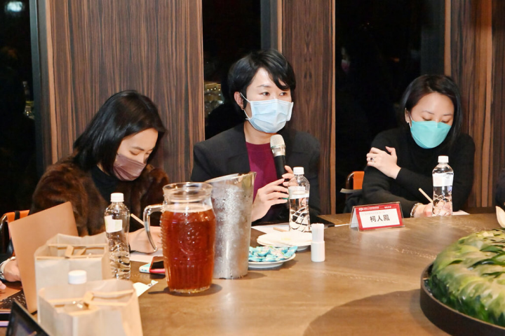 台北藝術產經研究室執行長柯人鳳（中）表示，畫廊協會創立以來便推動鑑定、鑑價業務，2010年成立附屬組織台北藝術產經研究室後，則透過研究室針對產業環境進行數據分析或趨勢判斷，今年則將針對藝術品鑑定、鑑價制度發表3項準則。（畫廊協會提供）