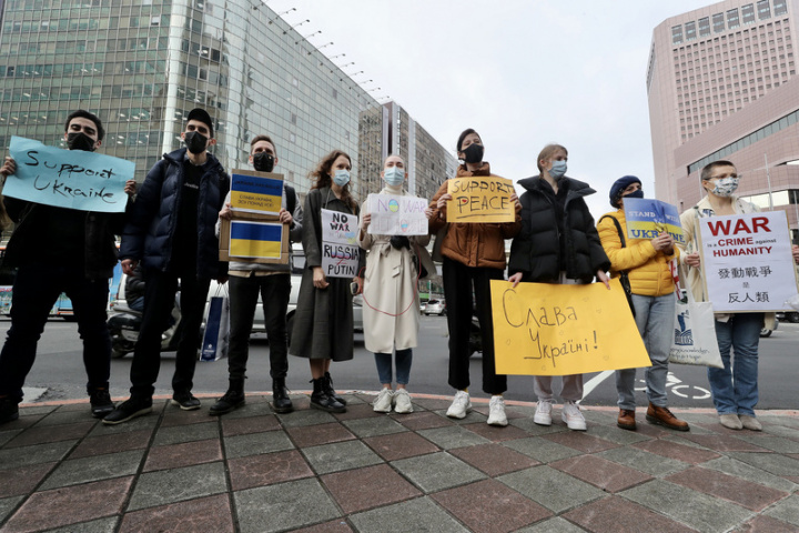 俄羅斯對烏克蘭展開全面入侵行動，多名在台烏克蘭人等25日下午集結在莫北協駐台代表處外抗議，來台已7年的貝娜（右3）說，在與母親聯繫時，她的故鄉雖然未受到戰火波及，但家人都擔心得無法睡覺。