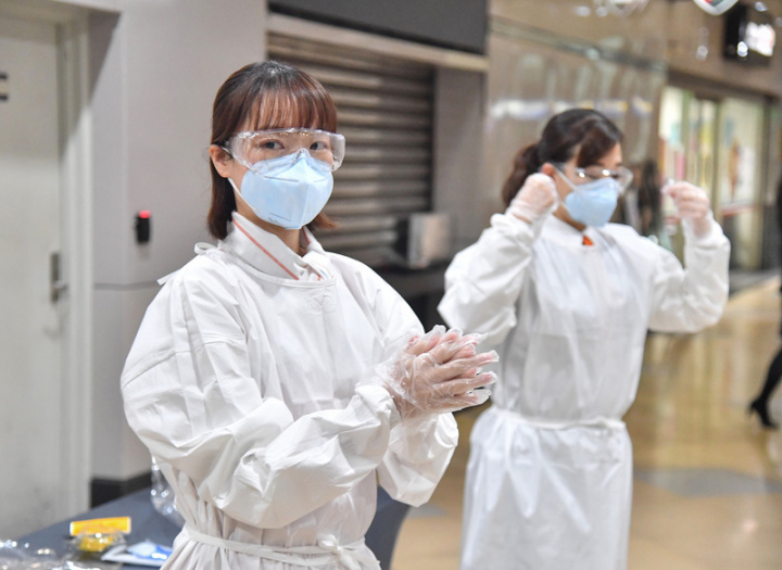 台灣高鐵為落實防疫，23日在台北對外公開列車組員個人防護裝備訓練課程，圖為列車組員穿著防護衣並配戴口罩、護目鏡及拋棄式手套。