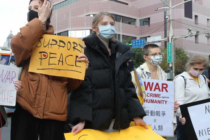 俄羅斯對烏克蘭展開全面入侵行動，多名在台烏克蘭人等25日下午集結在莫北協駐台代表處外抗議，來台已7年的貝娜（左2）說，在與母親聯繫時，看到母親的淚水，心都碎了。