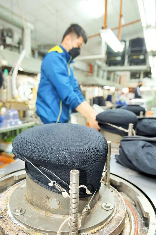 旭輝針織的成形帽透過在原料、製造及模具等多重製程一條龍式掌握，擁產業界難取代模仿。